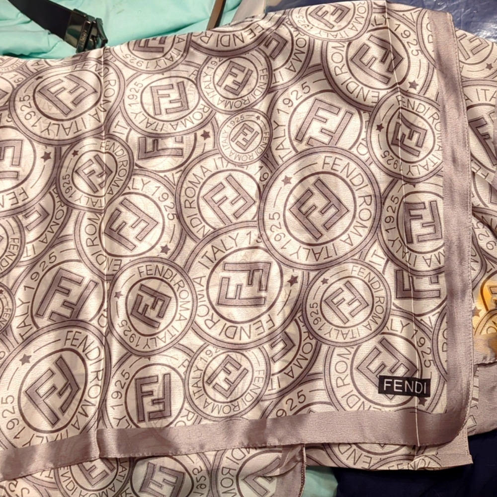 Authentic Fendi scarf - Picture 5 of 5